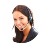 secrétaire ou assistante en communication téléphonique avec un casque audio micro et souriante